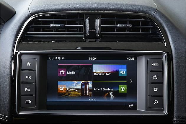 Der Acht-Zoll-Touchscreen ist stets serienmäßig