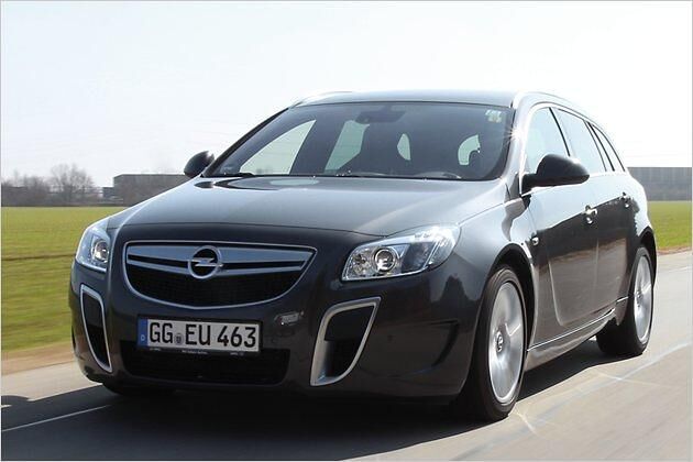 Die senkrecht ausgerichteten Lüftungsöffnungen rechts und links an der Front unterscheiden die OPC-Variante von den übrigen Insignia-Modellen