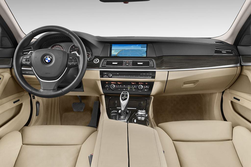 BMW 5 Series (Baujahr 2012) 530d 5 Türen Cockpit und Innenraum