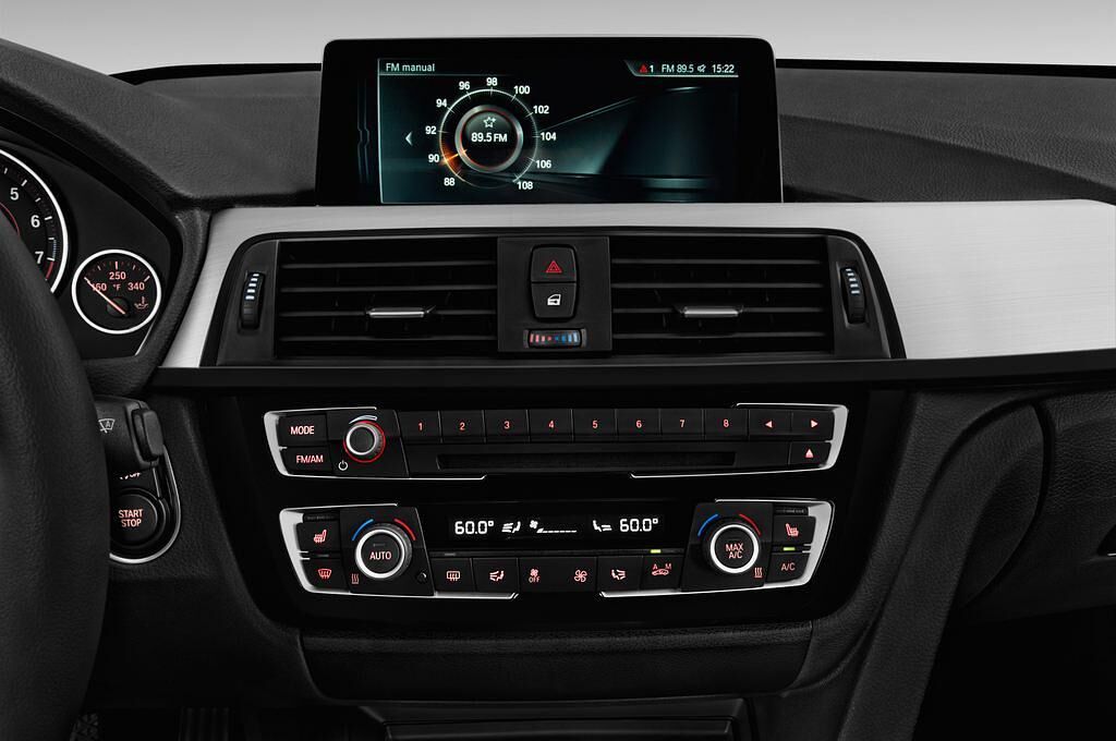 BMW 3 Series Iperformance (Baujahr 2017) Sport Line 4 Türen Radio und Infotainmentsystem