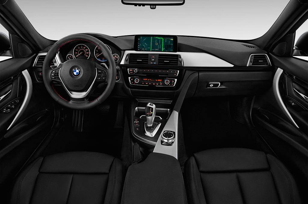 BMW 3 Series Iperformance (Baujahr 2017) Sport Line 4 Türen Cockpit und Innenraum