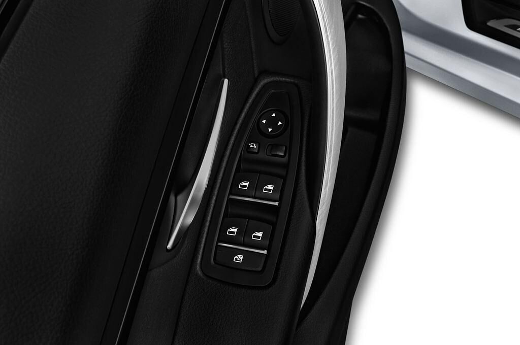 BMW 3 Series Iperformance (Baujahr 2017) Sport Line 4 Türen Bedienungselemente Tür