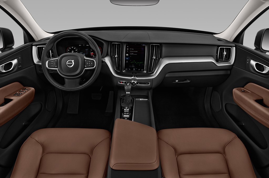 Volvo XC60 (Baujahr 2022) Momentum 5 Türen Cockpit und Innenraum