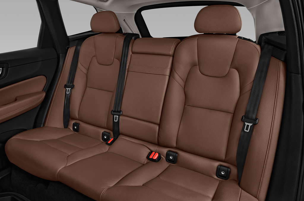 Volvo XC60 (Baujahr 2022) Momentum 5 Türen Rücksitze