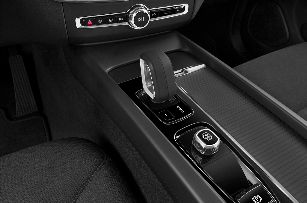 Volvo XC60 (Baujahr 2022) Momentum 5 Türen Schalthebel