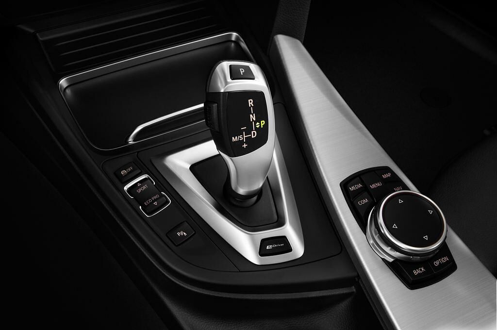 BMW 3 Series Iperformance (Baujahr 2017) Sport Line 4 Türen Schalthebel
