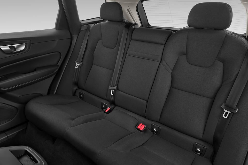 Volvo XC60 (Baujahr 2022) Momentum 5 Türen Rücksitze