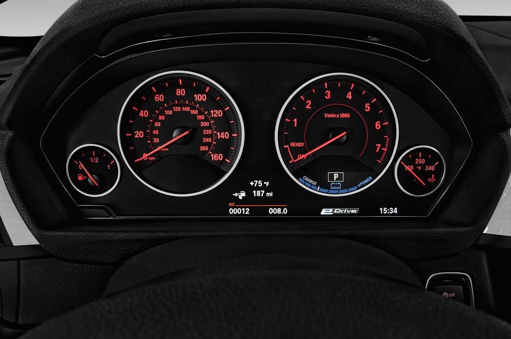 BMW 3 Series Iperformance (Baujahr 2017) Sport Line 4 Türen Tacho und Fahrerinstrumente