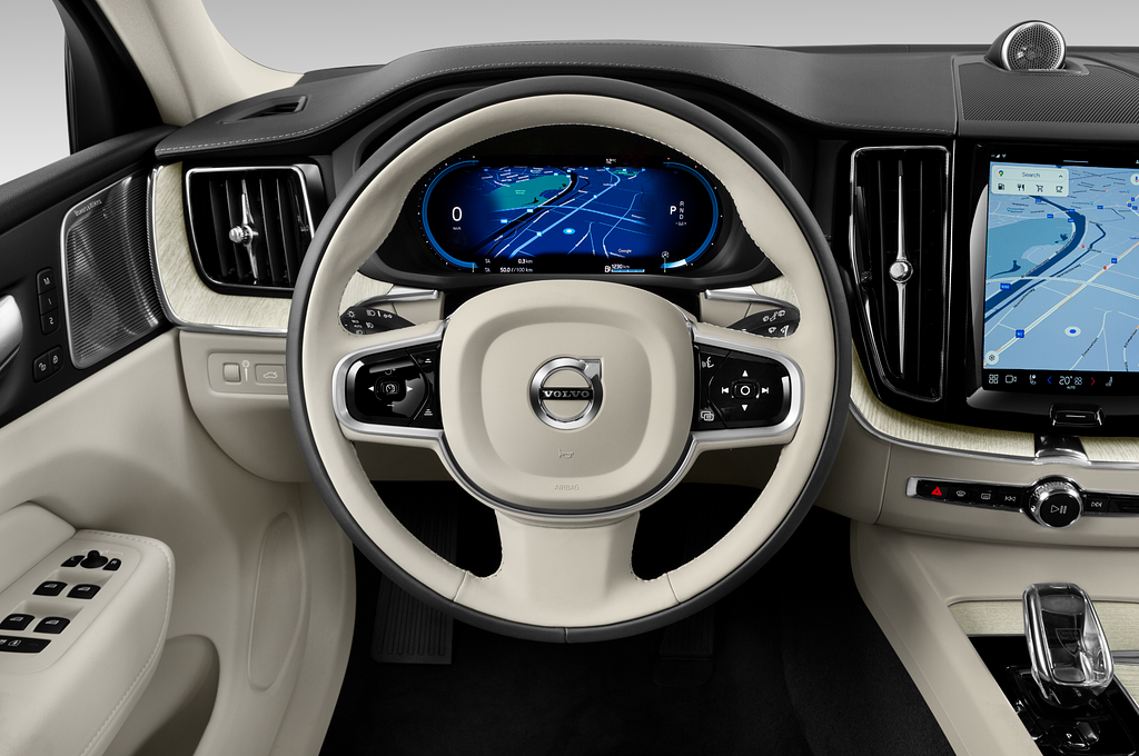 Volvo XC60 Recharge (Baujahr 2022) Inscription 5 Türen Lenkrad