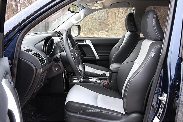 Die breiten Ledersitze sind weich gepolstert. Fahrer und Beifahrer können das Gestühl zudem elektrisch einstellen