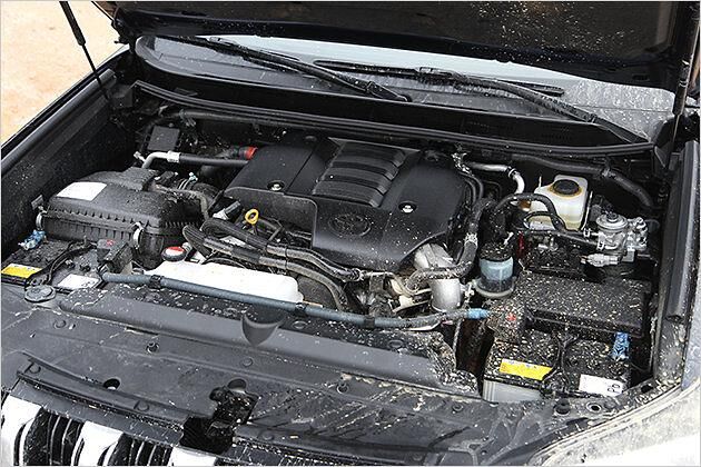 Das archaische Diesel-Triebwerk schöpft 190 PS und 420 Newtonmeter aus drei Liter Hubraum, die auf vier Zylinder verteilt wurden