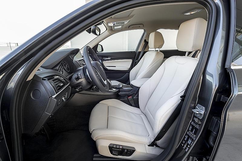 Vorne ist großzügig Platz im BMW 120d xDrive