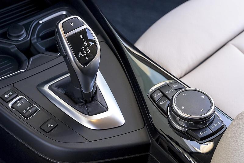 Die Automatik im BMW 120d xDrive schaltet vorausschauend