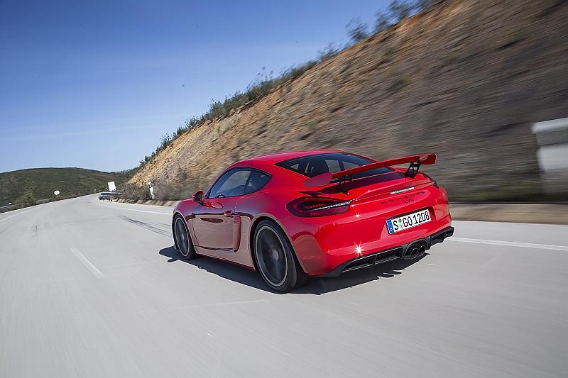 Von hinten fällt der Porsche Cayman GT4 vor allem durch den großen Hecflügel uf