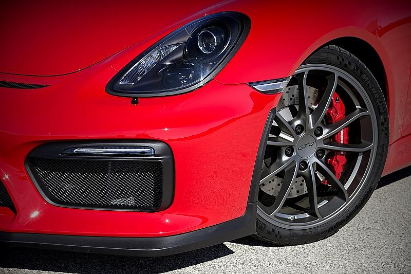 Große Lufteinlässe bestimmen vorne die Optik des Porsche Cayman GT4