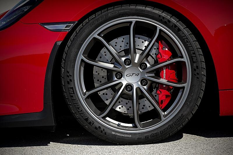 Der Porsche Cayman GT4 rollt auf filigranen Felgen
