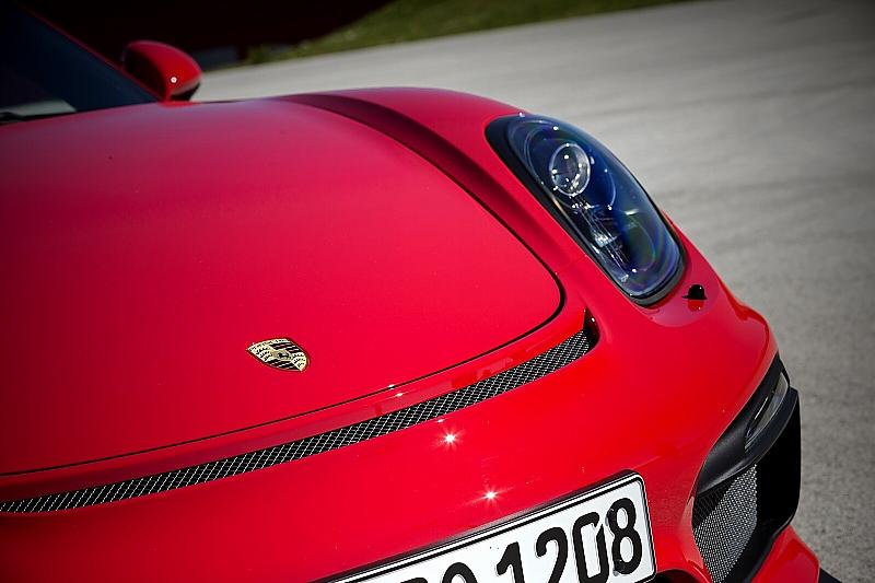 Vorne sorgt ein Luftauslass beim Porsche Cayman GT4 für zusätzlichen Anpressdruck auf der Vorderachse