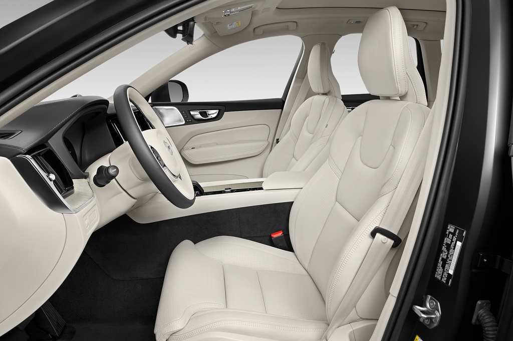 Volvo XC60 Recharge (Baujahr 2023) Plus Bright 5 Türen Vordersitze