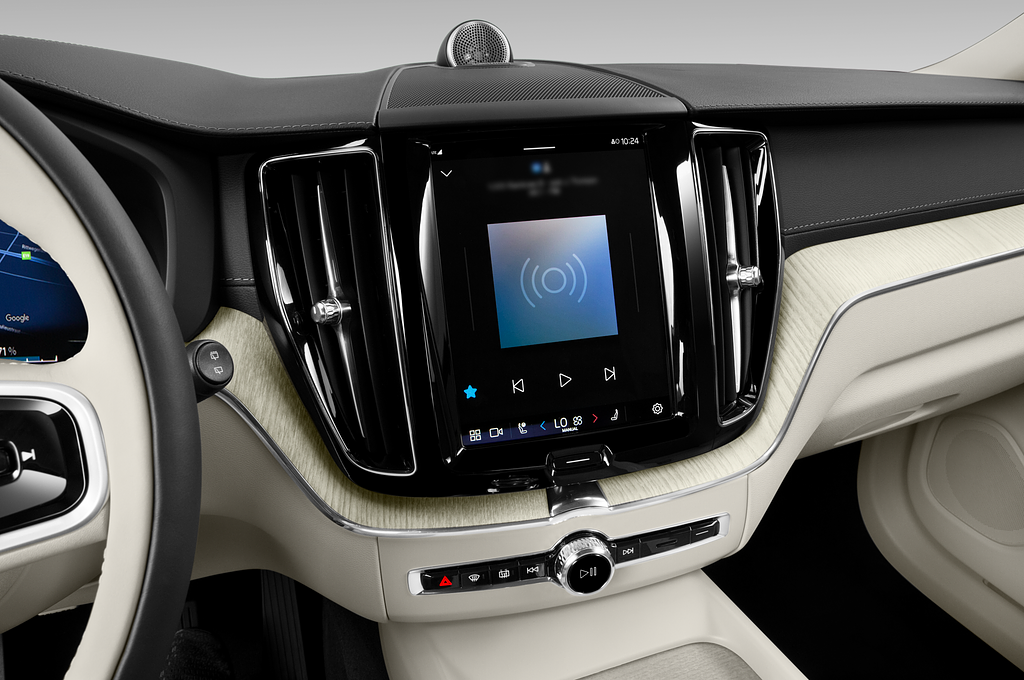 Volvo XC60 Recharge (Baujahr 2023) Plus Bright 5 Türen Mittelkonsole