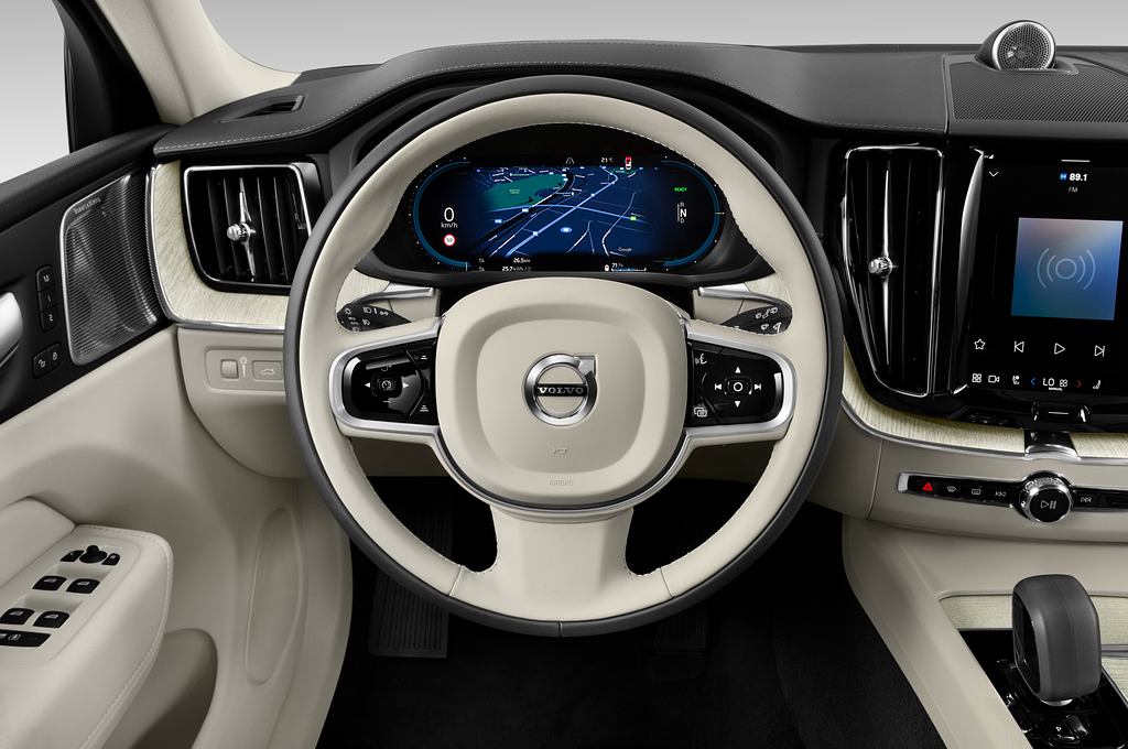 Volvo XC60 Recharge (Baujahr 2023) Plus Bright 5 Türen Lenkrad