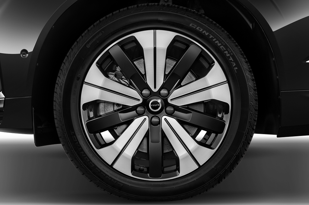 Volvo XC60 Recharge (Baujahr 2023) Plus Bright 5 Türen Reifen und Felge