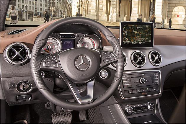 Auch das Cockpit liefert keine Überraschungen, der Infotainment-Monitor steht recht massiv im Raum