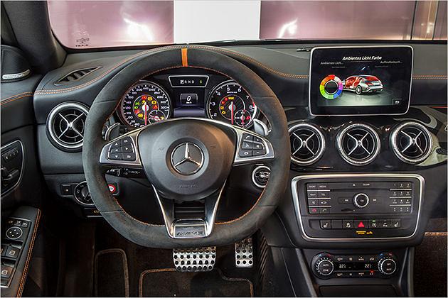 Innen gibt es bei allen CLA 45 AMG eine 12-Uhr-Markierung am Lenkrad