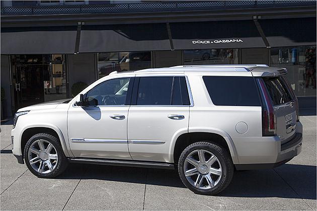 Mit 5,18 Meter Länge, 2,06 Meter Breite und einer Höhe von 1,90 Meter ist der Escalade eigentlich zu groß für den europäischen Verkehr