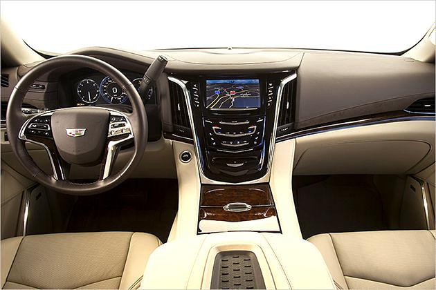 In der Mittelkonsole sitzt das serienmäßige Navigationssystem. Die Klavierlack-Oberfläche beinhaltet Touch-Knöpfe