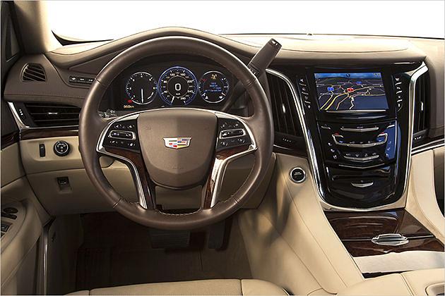 Die Fahrstufen der Sechsgang-Automatik werden über den großen Hebel am Lenkrad gewählt