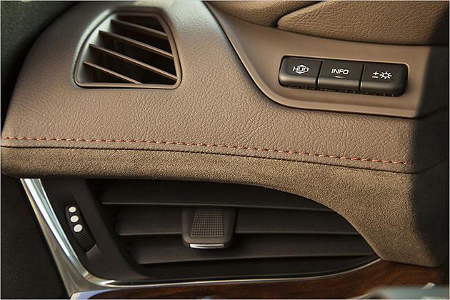 Materialmix im Innenraum: Leder, Holz, Alcantara und Aluminium lösen das gute alte Ami-Plastik-Interieur ab