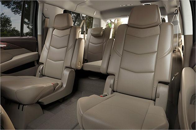 In der zweiten Reihe kann man auf Einzelsitzen mit Sitzheizung lümmeln