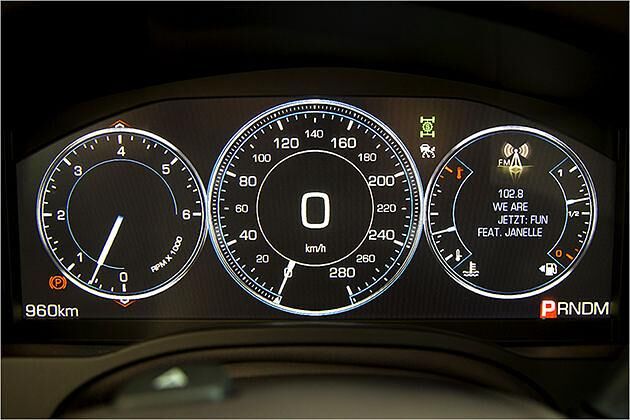 Das Kombiinstrument ist volldigital und reagiert etwas träge. Warum der Tacho bis 280 km/h reicht, ist nicht ganz klar