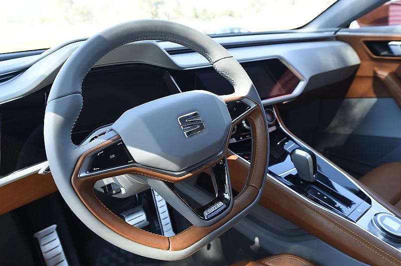 Das Cockpit mit seinen polygonen Formen erinnert an den Lamborghhini Aventador