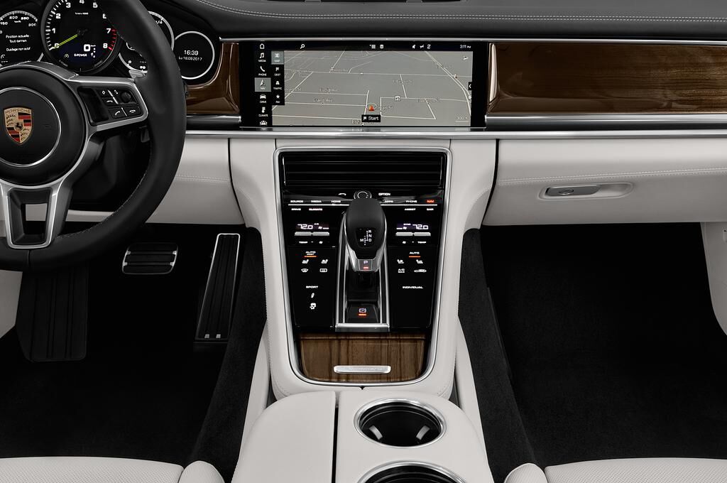 Porsche Panamera Turbo (Baujahr 2018) - 5 Türen Mittelkonsole