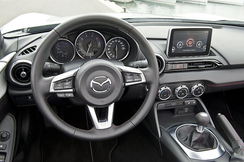 Das Cockpit des Mazda MX 5 2.0 i-Eloop