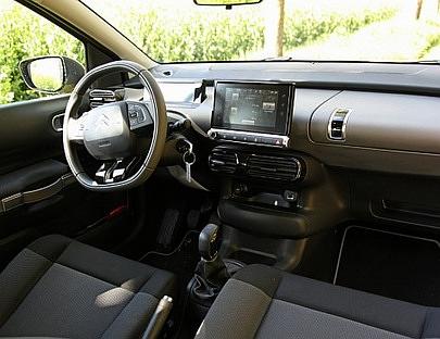 Innen ist viel Platz: Der 7-Zoll-Bildschirm sieht aus wie ein Tablet.