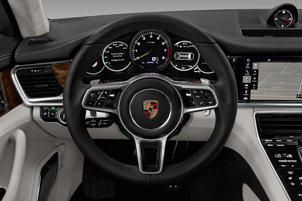 Porsche Panamera Turbo (Baujahr 2018) - 5 Türen Lenkrad