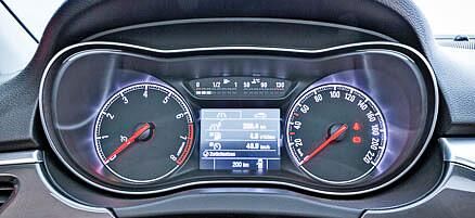 Das Kombiinstrument ist neu aber nicht revolutionär gestaltet und auch in Sachen Bedienung verlässt sich Opel auf Bewährtes. 