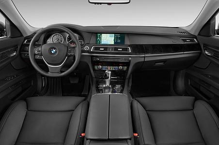 BMW 7 Series (Baujahr 2010) 750i 4 Türen Cockpit und Innenraum