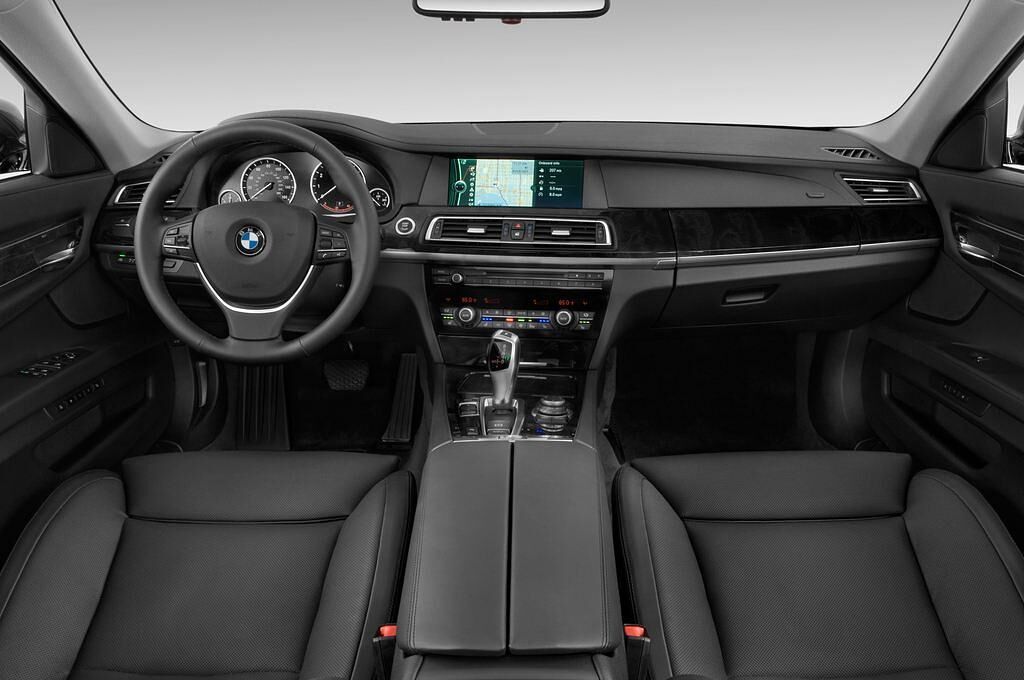 BMW 7 Series (Baujahr 2010) 750i 4 Türen Cockpit und Innenraum