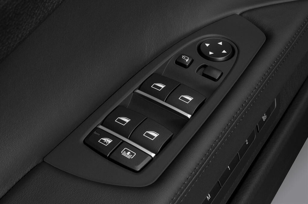 BMW 7 Series (Baujahr 2010) 750i 4 Türen Bedienungselemente Tür