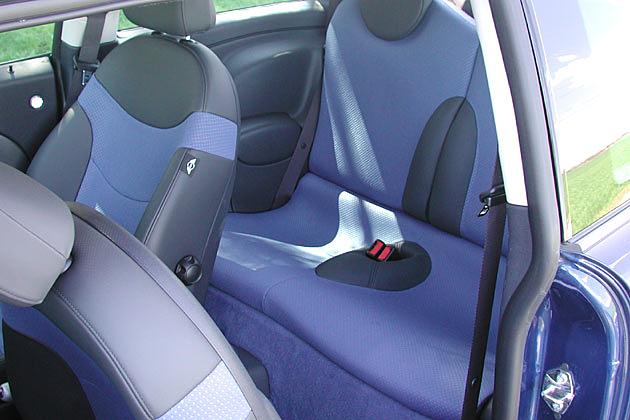 Der Raum im Fond ist nicht üppig, bietet aber zwei Leuten Platz