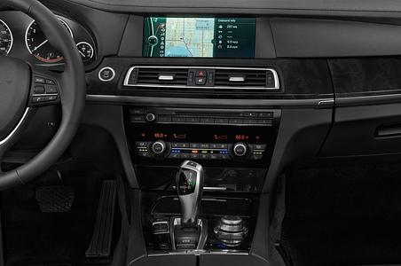BMW 7 Series (Baujahr 2010) 750i 4 Türen Mittelkonsole