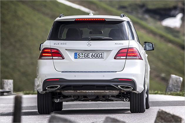 An der Fahrwerksabstimmung ändert sich so gut wie gar nichts: In Verbindung mit dem Luftfahrwerk gibt es nun intelligentere Dämpfer und die Lenkung spricht etwas direkter an. Ansonsten bleibt der GLE eher der bequeme Cruiser