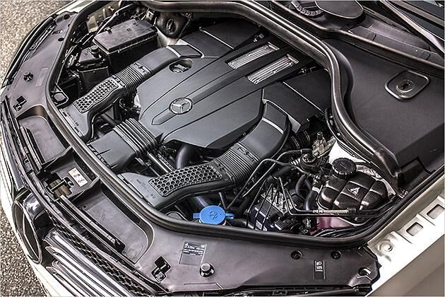 Der 3,0-Liter-Diesel im GLE 350 d leistet 258 PS und 620 Newtonmeter. Akustisch ist er kaum noch als Diesel zu erkennen, der Schub ist nicht übermächtig aber allemal souverän