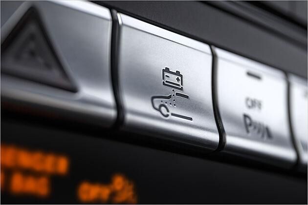 Mit diesem Knopf in der Mittelkonsole schaltet man zwischen den vier Hybrid-Modi hin und her