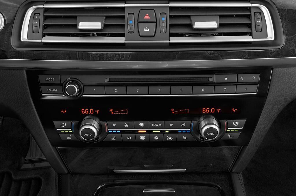 BMW 7 Series (Baujahr 2010) 750i 4 Türen Temperatur und Klimaanlage