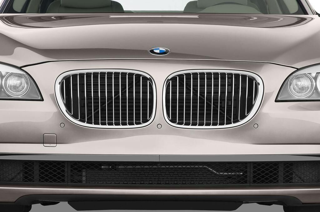 BMW 7 Series (Baujahr 2010) 750Li 4 Türen Kühlergrill und Scheinwerfer