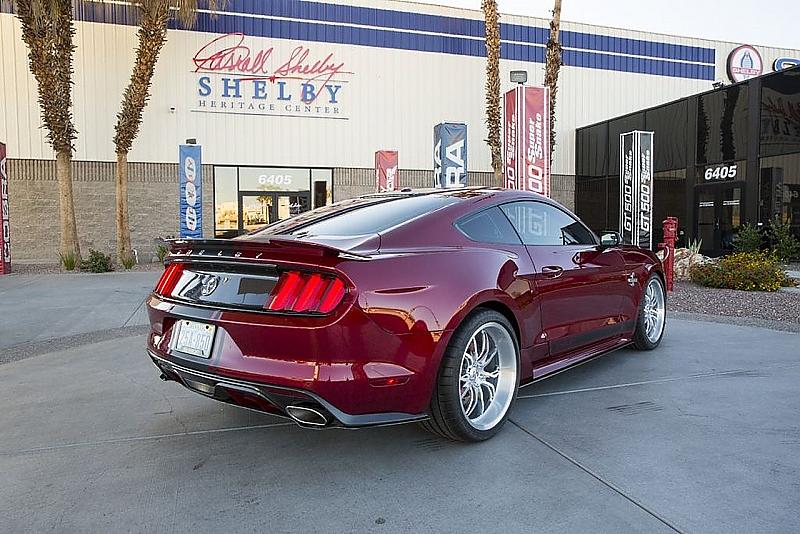 Von hinten schaut der Ford Mustang Shelby American Super Snake ziemlich zivil aus